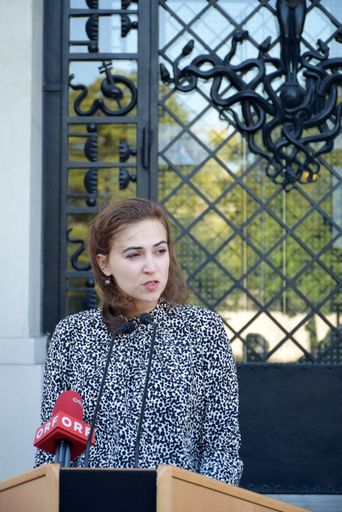 Vorschau Bild von Justizministerin Alma Zadić bei der Enthüllung