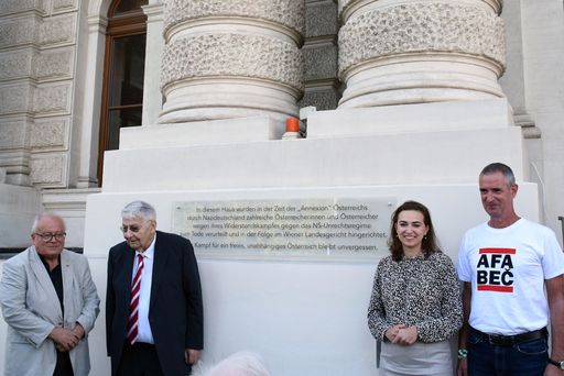 Vorschau Bild von Enthüllung der Gedenktafel - Gruppenfoto