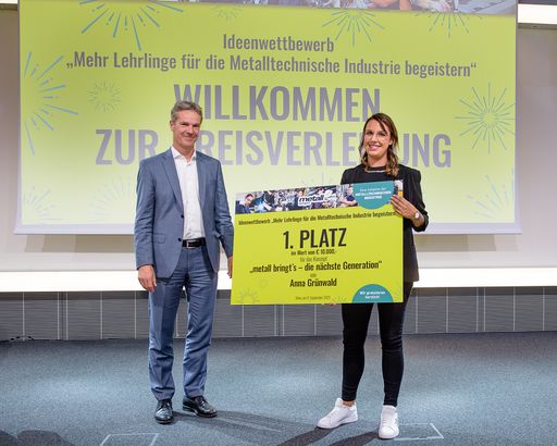 Christian Knill (Obmann FMTI) und Anna Grünwald (Preisträgerin 1.
Platz)