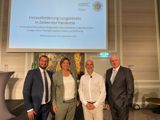 v.l.n.r.: Dr. Maher Najjar; Gundula Koblmiller;
Prim. Priv.-Doz. Dr. Arschang Valipour; Prim. Assoc. Prof. Dr. Peter
Errahlt