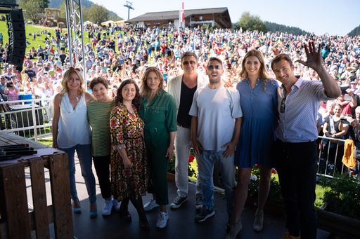  Die Bergdoktor-Schauspielerinnen und Schauspieler
beim gemeinsamen Gruppenfoto vor ihren Fans.