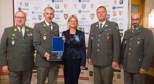 Hohe Miliz-Ehrung der „Hoch- und Deutschmeister“ für
Verteidigungsministerin Klaudia Tanner: Der Bataillonskommandant des
Jägerbataillons Wien 1 „Hoch- und Deutschmeister“, Oberst Stefan
Koroknai (2.v.li.) überreichte das „Goldene Komturkreuz am Band“ an
Verteidigungsministerin Klaudia Tanner (M.) gemeinsam mit Vertretern
seines Bataillonsstabes, Major Lukas Leitner (li.),
Oberstabswachtmeister Robert Spevak (2.v.r.) sowie Oberleutnant
Martin Eckl.