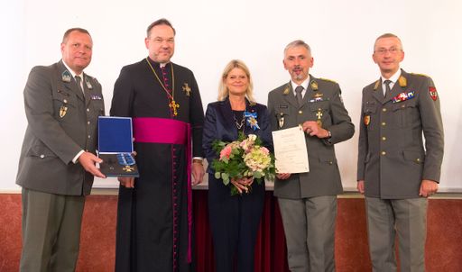 Vorschau Bild von Wiener Miliz lud zur „Deutschmeister-Gala“: Der
Bataillonskommandant des Jägerbataillons Wien 1 „Hoch- und
Deutschmeister“, Oberst Stefan Koroknai (2.v.re.) überreichte das
„Goldene Komturkreuz am Band“ an Verteidigungsministerin Klaudia
Tanner (M.) – hier im Bild gemeinsam mit dem Präsidenten des
Vereines „Hoch- und Deutschmeister“ Robert Spevak (li.), dem
Hochmeister des Deutschen Ordens, Generalabt Frank Bayard (2.v.li.),
sowie dem Wiener Militärkommandanten Brigadier Kurt Wagner (re.).