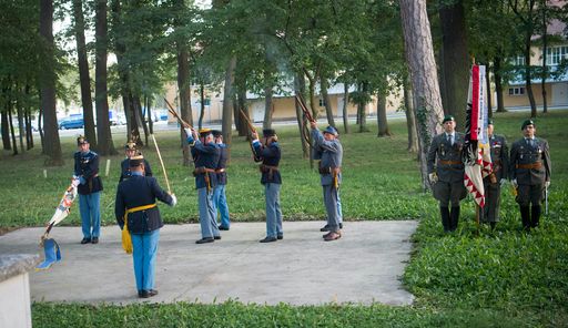 Vorschau Bild von Die Deutschmeister-Gala begann mit einer Ehrensalve
(General Decharge), die für die Soldatinnen und Soldaten des
Jägerbataillons Wien 1 „Hoch- und Deutschmeister“ vom
Deutschmeister-Schützenkorps abgefeuert wurde.