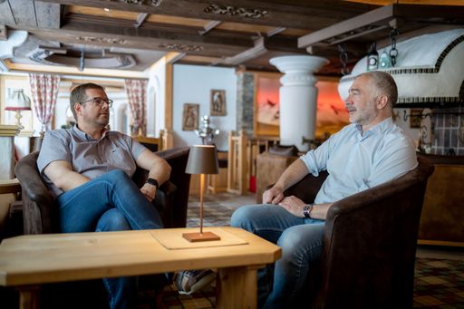 Vorschau Bild von Markus Tipotsch, Chef Hotel Neuhintertux & Michael
Mrazek, Inhaber NCM.at beim Besprechen der digitalen Strategien.