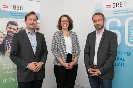 https://www.apa-fotoservice.at/galerie/26428 Im
Bild v.l.n.r.: Jakob Calice (Geschäftsführer, OeAD – Agentur für
Bildung und Internationalisierung), Iris Rauskala (Sektionschefin,
Bundesministerium für Bildung, Wissenschaft und Forschung), Markus
Hohenwarter (Professor für Mathematik-Didaktik, Johannes Kepler
Universität Linz; Entwickler GeoGebra)