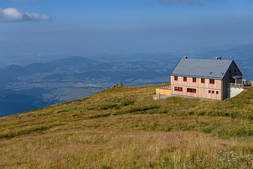 Vorschau Bild von Das höchstgelegene Fertighaus der Alpen: das von
GRIFFNER gebaute Schutzhaus auf der Kärntner Koralpe auf 1966 Metern
Seehöhe – Credit: Helge Bauer/GRIFFNER