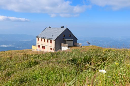 Das höchstgelegene Fertighaus der Alpen: das von
GRIFFNER gebaute Schutzhaus auf der Kärntner Koralpe auf 1966 Metern
Seehöhe – Credit: Helge Bauer/GRIFFNER