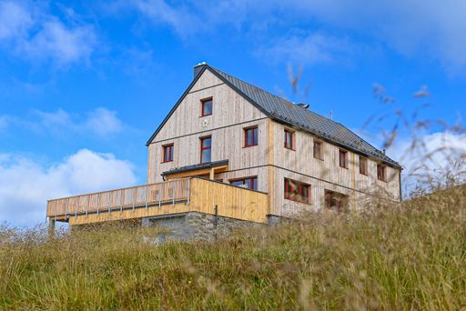 Vorschau Bild von Das höchstgelegene Fertighaus der Alpen: das von
GRIFFNER gebaute Schutzhaus auf der Kärntner Koralpe auf 1966 Metern
Seehöhe – Credit: Helge Bauer/GRIFFNER