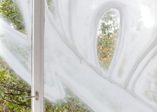 Nina Schuiki, Detail aus "Ich liebe dich", 2019, Sprühfarbe auf
Fensterglas, mit LeeRoy (Leon Eixenberger), Schauraum, Berlin.