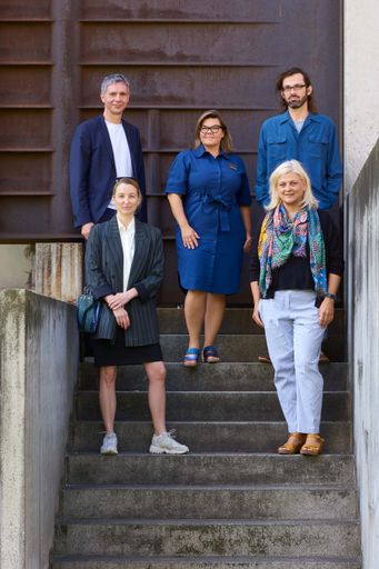 Jury, MAK-Schindler-Stipendien 2022/2023 (v. l. n.
r.): Jenni Tischer (Künstlerin, Autorin und Dozentin), Thomas
Trummer (Direktor, Kunsthaus Bregenz), Lilli Hollein
(Generaldirektorin und wissenschaftliche Geschäftsführerin, MAK),
Helge Mooshammer (Architekt und Theoretiker) und Nicole Scheyerer
(Kunstkritikerin).