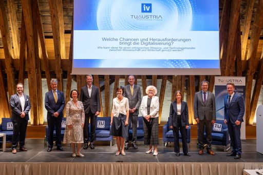 Die Teilnehmerinnen und Teilnehmer der
Podiumsdiskussion beim 3. Hochschulpolitischen Dialog der TU Austria