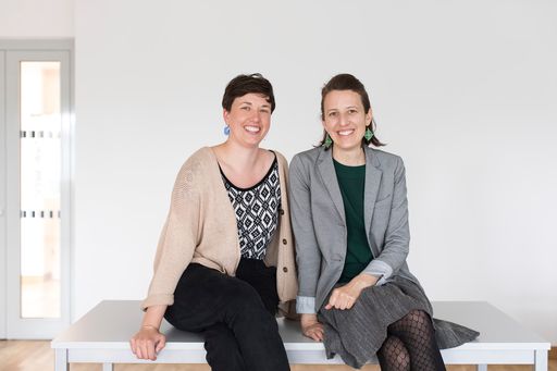Vorschau Bild von Cara Mielzarek und Stefanie Schöffmann von look!
design haben sich vor allem mit der Inszenierung von Marken im Raum
einen Namen gemacht.