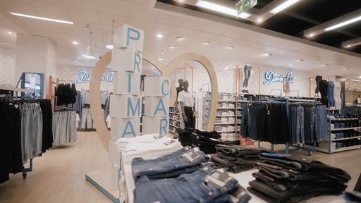 Neue Nachhaltigkeitsstrategie: Der Modehändler Primark will bis
2030 alle Textilien aus nachhaltigeren oder recycelten Materialien
produzieren lassen. Solche Kleidung des Labels Primark Cares macht
derzeit 25 Prozent der Verkäufe aus. Die Baumwolle für Denim-Jeans
kommt aus dem Primark Sustainable Cotton Programme, bei dem 160.000
Farmer im nachhaltigeren Anbau geschult werden. Es ist das größte
derartige Programm in der Branche. / Weiterer Text über ots und
www.presseportal.de/nr/133647 / Die Verwendung dieses Bildes ist für
redaktionelle Zwecke unter Beachtung ggf. genannter
Nutzungsbedingungen honorarfrei. Veröffentlichung bitte mit
Bildrechte-Hinweis.