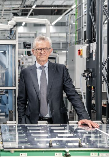 STIHL setzt Wachstumskurs fort und erzielte von Januar bis August
2021 einen Umsatz von 3,51 Mrd. Euro - 11,7% mehr als im Vorjahr.
Vorstandsvorsitzender Dr. Bertram Kandziora: "Auch in diesem Jahr
beobachten wir einen starken Trend hin zu Akku-Geräten". / Weiterer
Text über ots und www.presseportal.de/nr/64484 / Die Verwendung
dieses Bildes ist für redaktionelle Zwecke unter Beachtung ggf.
genannter Nutzungsbedingungen honorarfrei. Veröffentlichung bitte
mit Bildrechte-Hinweis.