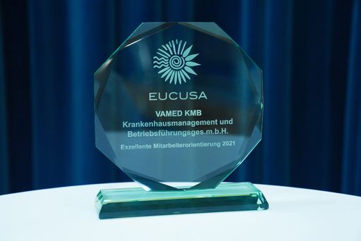 Vorschau Bild von VAMED-KMB erhält beim EUCUSA Sommergespräch einen
Award für exzellente Mitarbeiterorientierung verliehen
