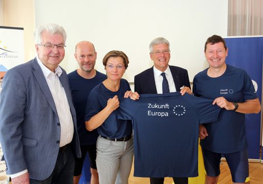 Valentin Petritsch, Präsident Europahaus Klagenfurt
Paul Schmidt, Generalsekretär Österreichische Gesellschaft für
Europapolitik Barbara Lesjak, Vizepräsidentin Europahaus Klagenfurt
Peter Kaiser, Landeshauptmann von Kärnten Martin Selmayr,
EU-Botschafter