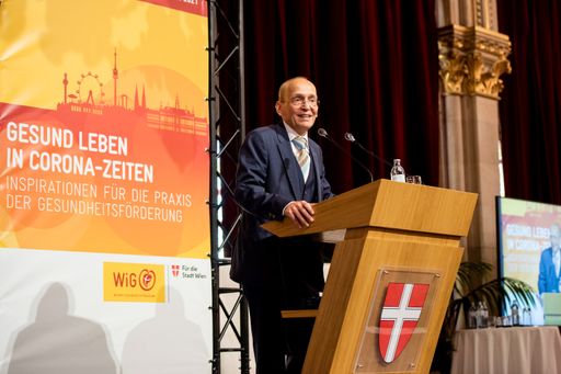 Foto von Zsolt Marton WiG-Geschäftsführer Dennis
Beck eröffnet die Wiener Gesundheitsförderungskonferenz 2021