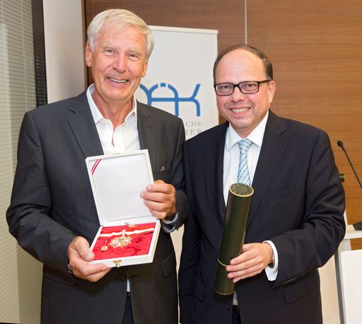 ÖÄK-Präsident Thomas Szekeres überreichte dem Immunologen
Christoph Huber das Große Ehrenzeichen der Österreichischen
Ärztekammer. Uğur Şahin, der zweite Preisträger, war verhindert und
konnte das Große Ehrenzeichen daher nicht vor Ort übernehmen.