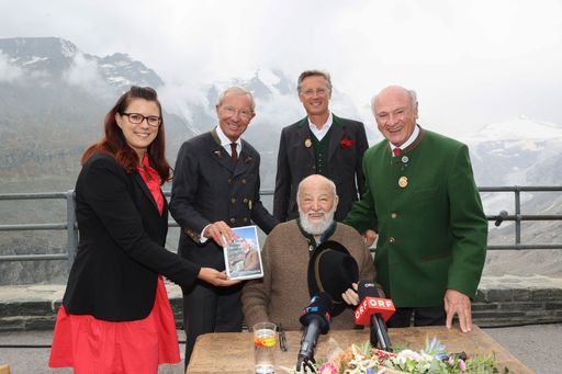  Sepp Forcher hat die Geschichten seiner alpinen Lebensbegleiter
aufgeschrieben und heute zur Präsentation seines neuen Buches „Die
Berge meines Lebens“ (Brandstätter Verlag) auf die
Kaiser-Franz-Josefs-Höhe eingeladen!