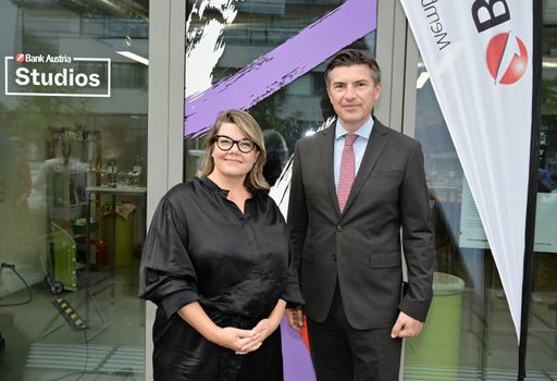 Lilli Hollein (Museum für angewandte Kunst) und
Robert Zadrazil (UniCredit Bank Austria) präsentieren die neuen Bank
Austria Studios in der Seestadt Aspern