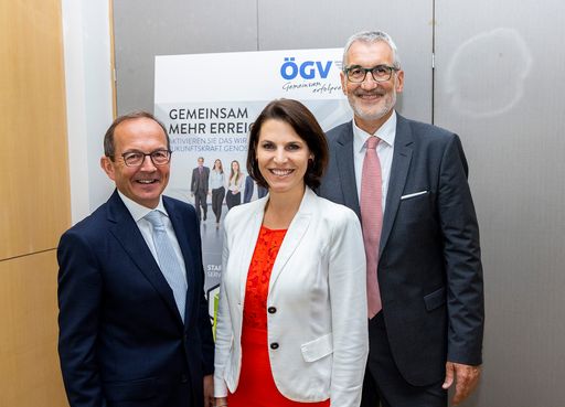 Neuzugänge im Präsidium des Österreichischen
Genossenschaftsverbandes, ÖGV-Verbandsanwalt Peter Haubner,
Bundesministerin Karoline Edtstadler und der scheidende
ÖGV-Präsident Franz Reischl (v. l. n. r.)