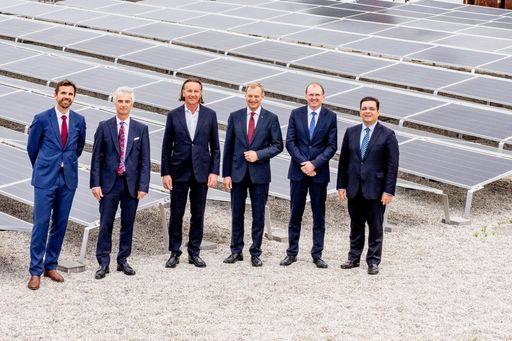  Präsentation der größten Aufdach-Photovoltaikanlage Österreichs.
(v.l.n.r) Stefan Lindtner, CCE Geschäftsführer, Helmut Kaufmann,
AMAG Technikvorstand, Herbert Ortner, AMAG Aufsichtsrat
Vorsitzender, Landeshauptmann Thomas Stelzer, Gerald Mayer, AMAG
Vorstandsvorsitzender, Victor Breguncci, AMAG Vertriebsvorstand