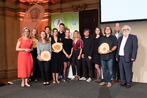 Die Preisträger des Österreichischen Umweltjournalismus-Preises.
Schirmherrin des Österreichischen Journalismus-Preises ist
Klimaschutzministerin Leonore Gewessler (links). rechts im Bild:
Jury-Vorsitzender Prof. Fred Turnheim (Österreichischer Journalisten
Club). Zweiter von rechts: Norbert Lux, CEO der GREEN BRANDS
Organisation, die den Preis mit herausgibt.