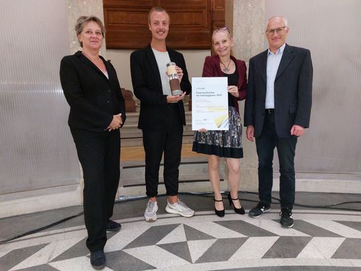 Vorschau Bild von Der Österreichische Verwaltungspreis wird jährlich
von der Sektion III – Öffentlicher Dienst und Verwaltungsinnovation
des Bundesministeriums für Kunst, Kultur, öffentlichen Dienst und
Sport vergeben und richtet sich an alle Organisationen des
öffentlichen Dienstes in Österreich. Eine Expert*innen-Jury wählte
schließlich die Siegerprojekte entsprechend der unterschiedlichen
Unterkategorien aus. Den Preis nahm der Initiator Markus Gebhardt,
Teamleitung der Bezirke 6, 7 und 8 als Schirmherr des
Regenbogen.Treffs der PensionistInnenklubs entgegen: „Diese
Auszeichnung nehmen wir als Ansporn weiterhin ein interessantes
Programm für SeniorInnen zu bieten und das Miteinander zu fördern.“