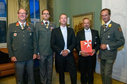 v. l. n. r.: Mag. Niklas Salm-Reifferscheidt
(Vizekommandant, MALTESER), Mag. Manuel Weinberger (Generalsekretär,
MALTESER), Linas Libikas (General Manager, JTI Austria), RA (D)
Ralf-Wolfgang Lothert, MBA (Mitglied der Geschäftsleitung & Head of
Corporate Affairs & Communication, JTI Austria), Mag. Richard
Wittek-Saltzberg (Kommandant, MALTESER)