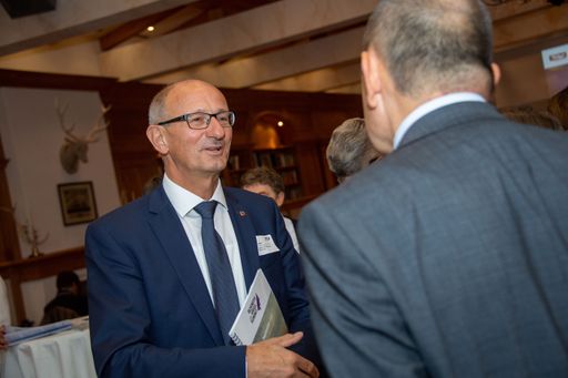 Vorschau Bild von Tirols Wirtschaftslandesrat Anton Mattle im
Gespräch beim Business Angel Summit 2021 in Kitzbühel.