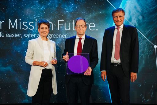 "Ready for Mission Future" - Infineon
Austria-Vorstandsvorsitzende Sabine Herlitschka,
Infineon-Vorstandsvorsitzender Reinhard Ploss und Jochen Hanebeck,
Mitglied des Infineon Vorstands und COO (v.l.n.r)