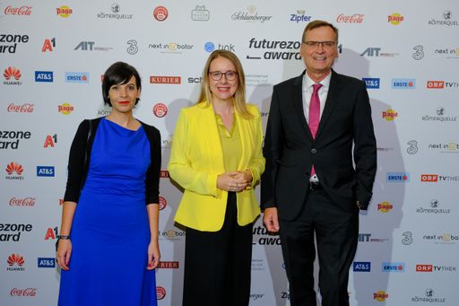 Vorschau Bild von Claudia Zettel, Bundesministerin Margarete
Schramböck und Thomas Kralinger beim futurezone Award