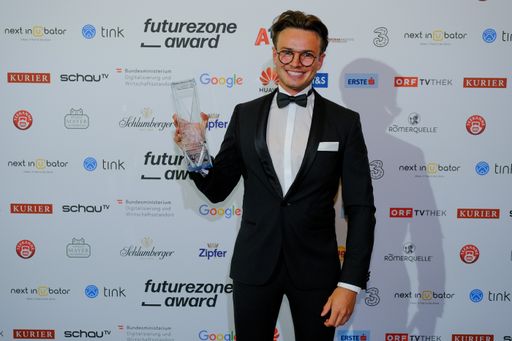 Vorschau Bild von Philipp Efferl (Medical Data Engineer medaia)
durfte für SkinScreener den Award als „Start-up des Jahres“ und den
Publikumspreis entgegennehmen