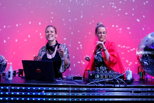 Vorschau Bild von ETEPETETE sorgte bei der Aftershow-Party des
futurezone Awards für coole Beats auf der Tanzfläche