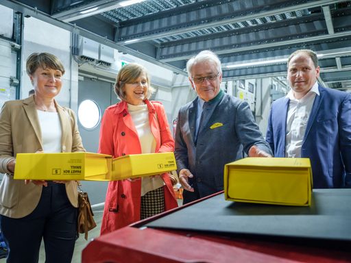 v.l.n.r.: Angelika Moosbrugger, Vizebürgermeisterin von Wolfurt,
Dr. Barbara Schöbi-Fink, Landesstatthalterin Vorarlberg, DI Dr.
Georg Pölzl, Generaldirektor der Österreichischen Post AG, und
Tobias Nußbaumer, Produktionsleiter des Logistikzentrums Vorarlberg,
Österreichische Post AG