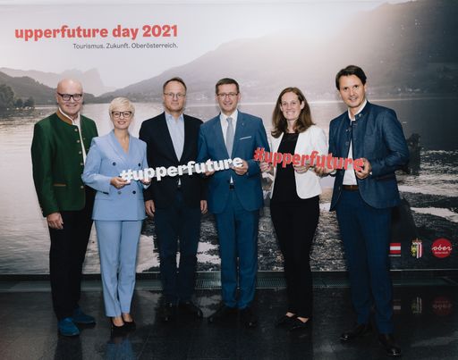  Als Leitevent des oberösterreichischen Tourismus
ging der upperfuture day 2021 am 16. September im Eventresort
scalaria in St. Wolfgang über die Bühne. V.l.n.r.: BR KommR Robert
Seeber (Bundesspartenobmann Tourismus- und Freizeitwirtschaft und
Vorsitzender des Strategieboards des Oberösterreich Tourismus), WKOÖ
Präsidentin Mag. Doris Hummer, Univ.-Prof. Dr. Markus
Hengstschläger, Wirtschafts- und Tourismus-Landesrat Markus
Achleitner, Lisa Weddig, MBA (Geschäftsführerin Österreich Werbung)
und Mag. Andreas Winkelhofer (Geschäftsführer Oberösterreich
Tourismus).