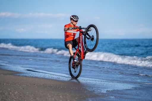 Vorschau Bild von Mathias Flückinger enjoying his great season with a wheelie at
the beach in Italy. Foto by Martin Steffen / Weiterer Text über ots
und www.presseportal.ch/de/nr/100087257 / Die Verwendung dieses
Bildes ist für redaktionelle Zwecke honorarfrei. Veröffentlichung
bitte unter Quellenangabe: "obs/Thömus AG"