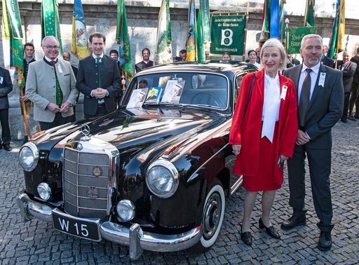  Leopold Figls Tochter Anneliese und Enkel Johannes
gemeinsam mit Bundeskanzler Sebastian Kurz und LH-Stv. Stephan
Pernkopf vor dem originalen Dienstwagen des großen
Niederösterreichers.
