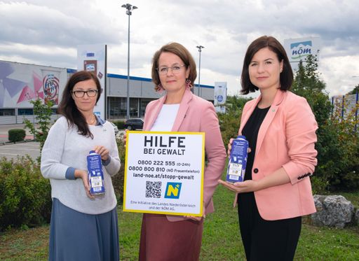 v. li. n. re.: Christina Keil , Corporate
Communications der NÖM AG, Landesrätin Christiane Teschl-Hofmeister,
Veronika Breyer, Marketingleiterin der NÖM AG; ©NÖM AG