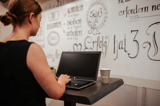 Vorschau Bild von Die Aus- und Weiterbildung von Mitarbeitern spielt
im Alpenresort Schwarz seit vielen Jahren eine zentrale Rolle. Für
die Mitarbeiter werden laufend Maßnahmen im Bereich der
Betrieblichen Gesundheitsförderung und Schulungen im Rahmen des
Schwarz Campus – der hoteleigenen Schulungsakademie - angeboten.
Speziell für Lehrlinge gibt es die Schwarz Lehrlings-Akademie. Hier
werden anhand eines speziellen Ausbildungsplans praktische
Schulungen durchgeführt.