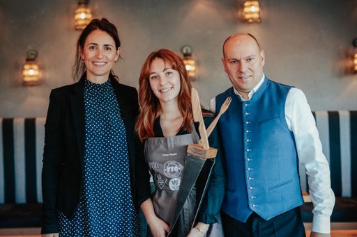  Beim »Falstaff Young Talents Cup« erreichte Chiara
Bonell (Bild Mitte), Lehrling zur Restaurantfachfrau im 3. Lehrjahr
im Alpenresort Schwarz in Mieming, den hervorragenden 3. Platz in
der Kategorie Gastgeber.