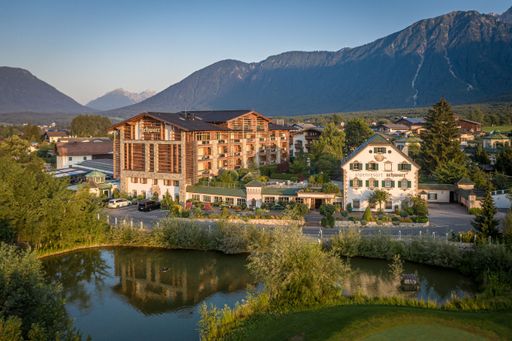 Vorschau Bild von Zur familiengeführten Schwarz Company gehören das
Alpenresort Schwarz, das à la Carte Restaurant Greenvieh, das
Biohotel Schweitzer und die Stöttlalm. Alle Betriebe folgen der
gemeinsamen Vision und den gemeinsamen Werten. Aktuell werden rund
30 Lehrlinge in verschiedenen Fachrichtungen und Modellen
ausgebildet.