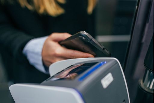 Mit dem Smartphone kontaktlos zahlen. / Weiterer Text über ots
und www.presseportal.de/nr/152549 / Die Verwendung dieses Bildes ist
für redaktionelle Zwecke unter Beachtung ggf. genannter
Nutzungsbedingungen honorarfrei. Veröffentlichung bitte mit
Bildrechte-Hinweis.