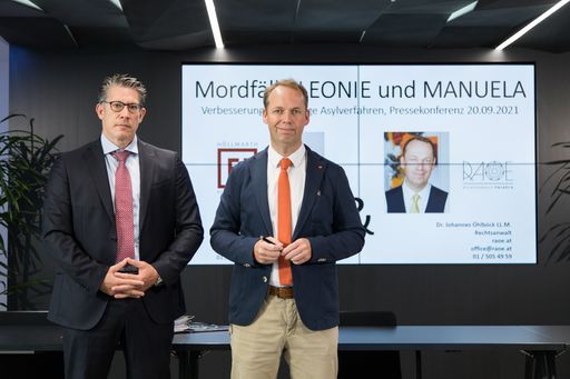  https://www.apa-fotoservice.at/galerie/26559 Im Bild v.l.n.r.: RA
Mag. Florian Höllwarth MBL, RA Dr. Johannes Öhlböck LL.M.