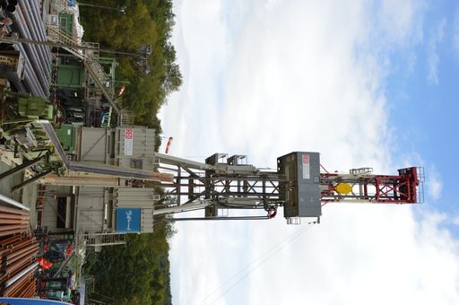 Vorschau Bild von Herzstück des Bohrplatzes bildet der 41 Meter hohe
Bohrturm.
