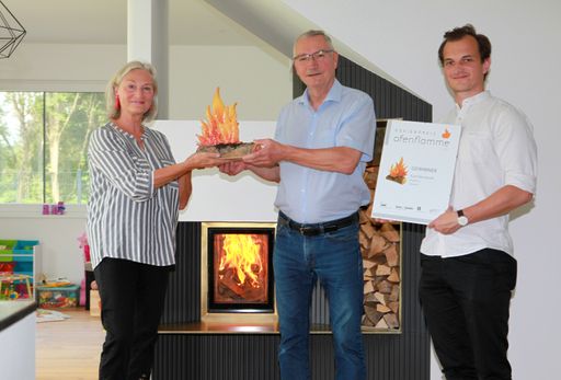 Der Designpreis Ofenflamme wurde persönlich und vor Ort von
Redakteurin Mag. Regina Hersey an Kurt Nemecek und Ing. Christoph
Bicker übergeben.