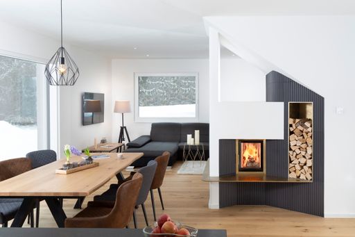 Vorschau Bild von Dieser Kachelofen überzeugt optisch durch seine perfekte
Positionierung und die stimmige Auswahl der genutzten Materialien
ebenso wie durch die vom Spezialisten für Kachelofentechnologie
Hafnertec stammende Technik.