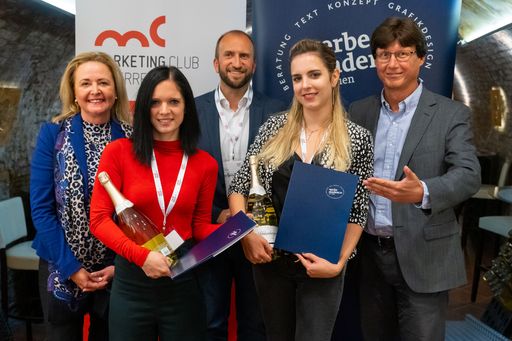 vlnr: Mag. Katharina Stummer, Direktorin der Werbe
Akademie; Rookie-Gewinnerin Mag. Carina Reichard; Mag.(FH) Andreas
Ladich, Präsident Marketing Club Österreich; Rookie-Gewinnerin Ines
Ziegler, BA; Werbe Akademie Lehrgangsleiter Mag. Harald Rametsteiner