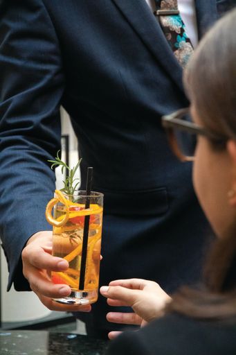 Vorschau Bild von Cocktail servieren in der Cascade Bar, Vienna
Marriott Hotel